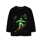 Svart tröja med illustration av ett barn i rymddräkt på en surfbräda i rymden, omgiven av planeter, stjärnor och meteoriter.