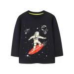 Barnkläder med motiv av astronaut som surfar i rymden, som representerar en rymdscen med planeter och stjärnor.
