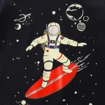 Illustration av en astronaut i rymddräkt på en surfbräda i rymden, med planeter och stjärnor i bakgrunden, idealisk för vetenskaplig inredning.
