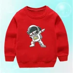 Röd sweatshirt för barn med mönster av astronaut i cartoon-stil, perfekt för rymd- och science fiction-entusiaster.