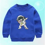 Klädesplagg för barn med mönster av astronaut i rymddräkt.