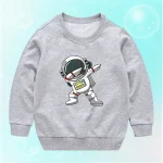 Klädesplagg för barn med design av astronaut i rymddräkt, perfekt för rymd- och vetenskapsentusiaster.
