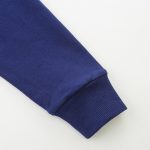 Avslappnad klädstil med ribbad manschett, perfekt för en vetenskaplig eller avslappnad look.
