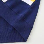 Vetenskaplig t-shirt i marinblått bomull med laboratorielogo, perfekt för vetenskaps- och modeälskare.