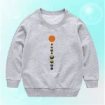 Grå sweatshirt för barn med motiv av planeter i solsystemet som är vertikalt placerade, som illustrerar astronomi och vetenskap för unga entusiaster.