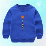 Blå sweatshirt för barn med planetmotiv som visar solen och planeterna i solsystemet.