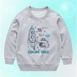 Grå sweatshirt för barn med illustration av raket och planeter, idealisk för rymd- och vetenskapsentusiaster.