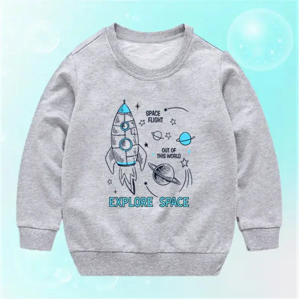 Grå sweatshirt för barn med illustration av raket och planeter, idealisk för rymd- och vetenskapsentusiaster.