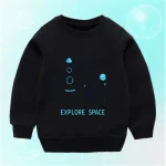 Kontrollera denna svarta hoodie med motiv av planeter och stjärnor som lyser i mörkret, perfekt för unga astronomi- och rymdutforskningsentusiaster.