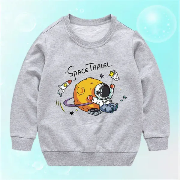 Grå barnkläder med astronaut- och planetsymboler, inspirerat av rymden, perfekt för vetenskaps- och rymdäventyrsentusiaster.