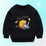 Barn, hoodie med motiv av rymdutforskning, astronauter och planeter.
