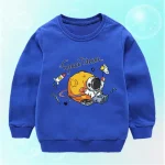 Blå klädesplagg för barn med motiv av astronaut och planeter, idealisk för rymd- och vetenskapsentusiaster.