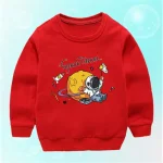 Röd sweatshirt för barn med design av astronaut, planet och raket, perfekt för rymd- och vetenskapsentusiaster.