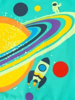 Barnkläder med rymdmotiv, inklusive en astronaut, en raket och färgglada planeter, perfekta för rymd- och vetenskapsentusiaster.