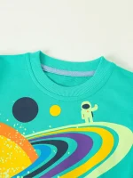 Barn t-shirt med astronaut och färgglada planeter, perfekt för rymd- och vetenskapsentusiaster, idealisk för lekfull och utbildande inredning.