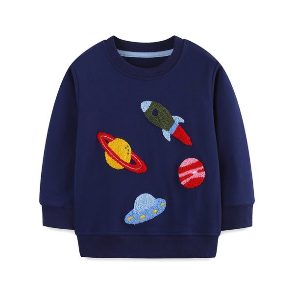 Barntröja med broderier av planeter och raket, rymdtema, i mörkblått tyg, idealisk för rumsdekoration eller för en lekfull look.
