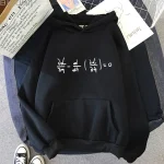 Svart hoodie med en vit matematisk ekvation, idealisk för vetenskaps- och avslappnat mode.