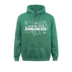 Grön hoodie med texten "Trust me, I'm an engineer" och mönster relaterade till ingenjörskonst, idealisk för vetenskaps- och ingenjörsentusiaster.