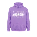 Lila hoodie för ingenjörer med mönster relaterade till vetenskap och ingenjörskonst, idealisk för teknik- och vetenskapsdesignentusiaster.