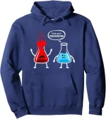 Blå hoodie med humoristisk illustration av två antropomorfa flaskor, en arg och en ledsen, med texten "Jag tror att du överdriver".