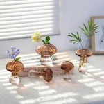Glasvaser i form av champinjoner, perfekta för en naturlig och elegant inredning. Idealiska för att framhäva färska eller torkade blommor i ditt hem eller kontor.