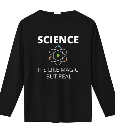 Svart t-shirt med atomiskt mönster och texten "Science, it's like magic but real" för vetenskaps- och geekinredningsentusiaster.