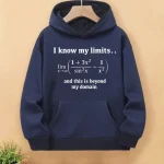 Mörkblå hoodie med matematiskt citat "Jag känner mina gränser... och detta är bortom mitt område" i vitt.