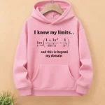 Rosa hoodie med ett matematiskt citat om att känna sina begränsningar och att överskrida sitt område.