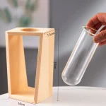 Träställ för provrör, perfekt för vetenskapliga experiment och utbildningsaktiviteter. Mått: 18 cm höjd, 10 cm bredd, 7,5 cm djup.