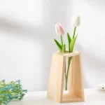Tulpankrukor i trä med glasvas, elegant blomsterdekoration för inredning.