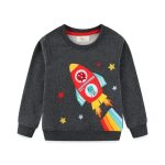 Grå sweatshirt för barn med motiv av färgglad raket och stjärnor, perfekt för vetenskaps- och astronomientusiaster, som kombinerar komfort och lekfull stil.