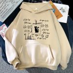 Hoodie med design av matematiska formler och svart katt-symbol.
