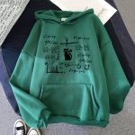 Grön hoodie med matematiska ekvationer och svart katt-symbol, perfekt för vetenskaps- och avslappningsälskare.