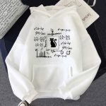Vit hoodie med illustrationer av matematiska formler och en svart katt i mitten, perfekt för vetenskaps- och matematikentusiaster.