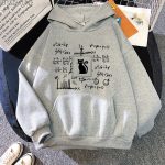 Grå hoodie med matematiska mönster och katt-logotyp i mitten, idealisk för vetenskaps- och avslappnad stilentusiaster.