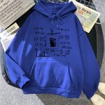 Blå hoodie med matematiska mönster och en svart katt-silhuett i mitten. Perfekt för vetenskaps- och avslappnad stilentusiaster.