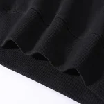 Detalj av en ärm på svart sweatshirt med ribbad finish, som illustrerar temat "det är mitt DNA" för en vetenskaplig inredning.
