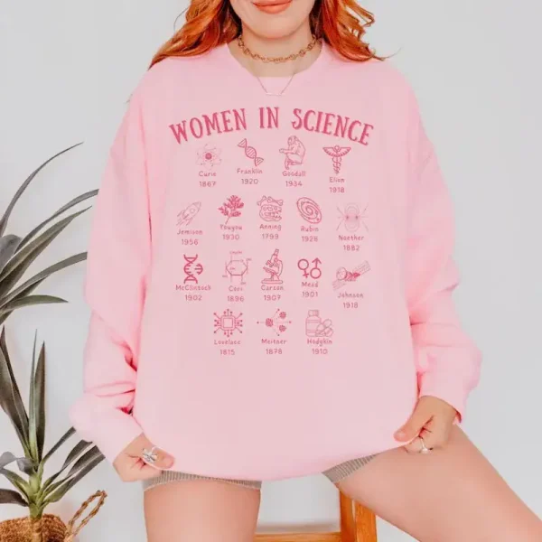 Rosa sweatshirt med mönster av kvinnor inom vetenskap, som illustrerar engagemang och bidrag från kvinnor inom det vetenskapliga området. Perfekt för en avslappnad och engagerad outfit.