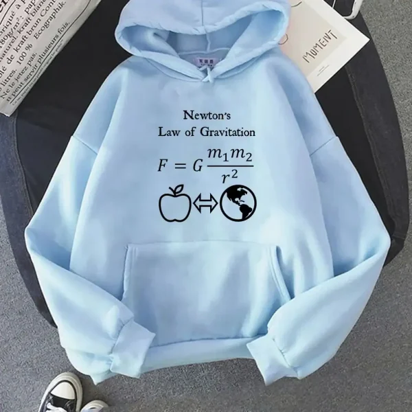 Hoodie med formeln för Newtons gravitationslag, som illustrerar gravitationskraften mellan två massor, idealisk för vetenskaps- och fysikentusiaster.