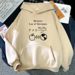 Beige hoodie med formeln för Newtons gravitationslag och ikoner av äpple och planet jorden, perfekt för vetenskaps- och fysikentusiaster.