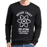 Svart sweatshirt med atomiskt mönster och text "Lita aldrig på en atom, de hittar på allt" för vetenskapsentusiaster.