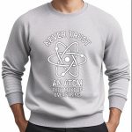Grå sweatshirt med atomiskt mönster och text "Lita aldrig på en atom, de hittar på allt" för vetenskaps- och geek-dekorationsentusiaster.