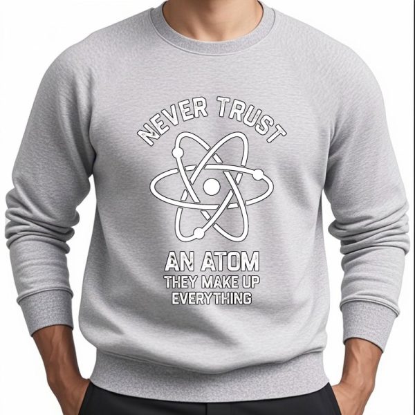 Grå sweatshirt med atomiskt mönster och text "Lita aldrig på en atom, de hittar på allt" för vetenskaps- och geek-dekorationsentusiaster.