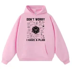 Rosa hoodie med D&D-rollspelsdesign och inspirerande citat "Don't Worry, I Have a Plan".