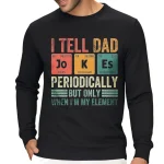 Svart sweatshirt med ett vetenskapligt skämt om det periodiska systemet, som nämner "Jag säger till pappa" med kemiska element och en humoristisk touch för vetenskapsentusiaster.