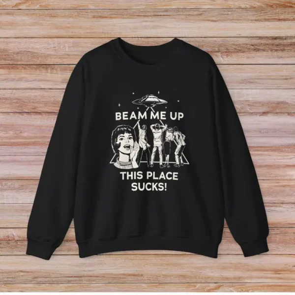Svart t-shirt med humoristisk illustration och text "Beam me up, this place sucks!" för vetenskaps- och humorentusiaster.