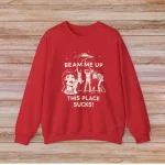 Röd sweatshirt med illustration av en utomjording och rolig text.