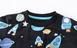 T-shirt för barn med motiv av raketer, planeter och stjärnor i en färgglad rymdstil, perfekt för astronomi- och vetenskapsälskare.