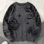 Mörkgrå ulltröja med svarta stjärn- och spiral mönster, inspirerad av universum och vetenskap.