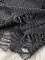 Grå ullsjal med fransar, idealisk för vintern, som förenar komfort och stil. Perfekt för att lägga till en sofistikerad touch till din outfit samtidigt som du skyddar dig mot kylan.